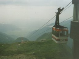 Kabinkov lanovka dol z Alpincenter - tou jsme nejeli, ale zubakovali jsme tunelem.