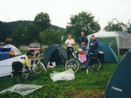 Sndan. Nepehldnte vlevo Tomovu hlavu vylzajc z nory.