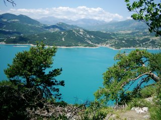 To nen dn lacin trik ve Photoshopu. Jezero je opravdu takto zuiv blankytn modr. :-)