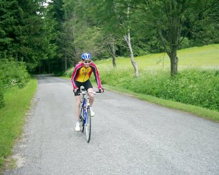 Neplete si cyklistu Lence Armstronga s legendrnm trumpetistou Luiem Armstrongem.