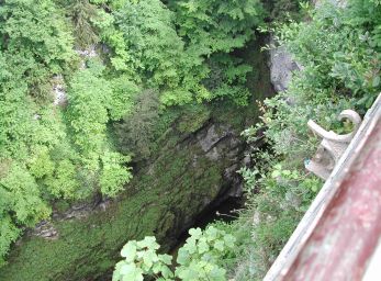 Pohled dol�-vpravo z horn�ho m�stku