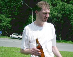 Nelnk se posiluje pivem.