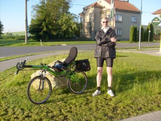 Upesnn: Honza je ten vpravo, lehociped ten vlevo open o kmen. :-)
