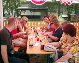 "Coe, kachniku? To tady nevedem... aha, ten lstek, ten pat k restauraci dl v obci."