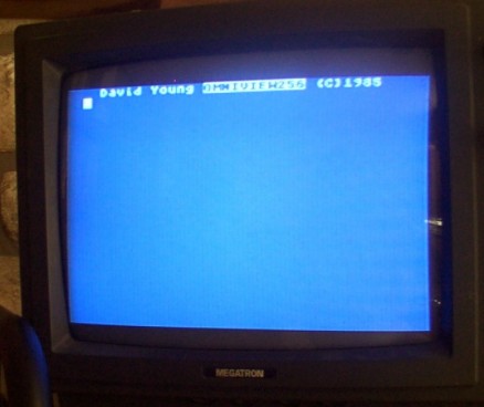 [Photo: 800XL screen showing Omniview 256 OS]