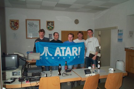 [Photo: Group photo with the Dutch guys' Atari banner]