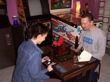 [Photo: Sandra and Sijmen playing Asteroids]