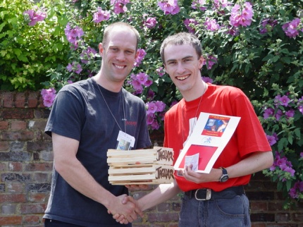 [Photo: Gaztee presenting Nico Hofer his prize]