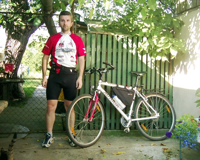 Kone�n� taky aspo� jednou po��dn� velk� fotka, co?! ;-)
A&nbsp;jak ty barvi�ky dresu a kola k sob� p�kn� lad� - �erven�, b�l�, �ern� - no kr�sa! ;-)