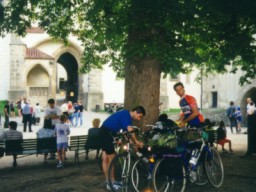 Parkov�n� kol na n�dvo�� hradu K�ivokl�t.