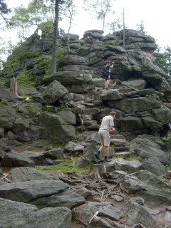 V�echny kovov� p�edm�ty odlo�te dole, �ene se bou�ka.