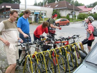 Jedna mal� skupinka cyklist� a stojan je pln� obsazen.