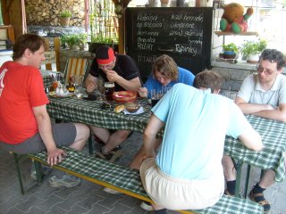 P�ed velk�m kopcem je t�eba se posilnit.