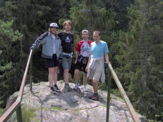 Kdyby se ten �utr i s n�mi utrhnul, jedin� Bob je s p�ilbou v bezpe��. ;-)