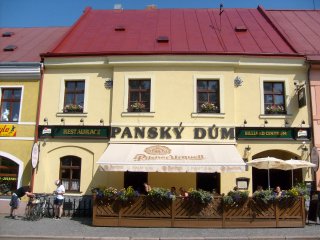 V lev�m doln�m rohu Fandal a Bob radostn� se p�ipravuj�c� na dal�� j�zdu.