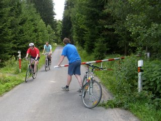 Br�na se zav�r� po 38 minut�ch.