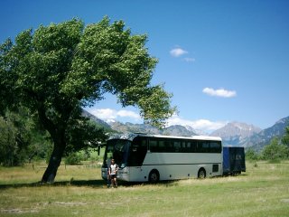 Nejen lidi hledaj� �kryt p�ed p�l�c�m sluncem ve st�nu, ale i autobusy. ;-)