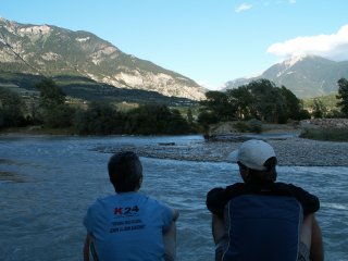 Voda je naprosto ledov� a hlubok� tak po kolena - na koup�n� to nevid�m.