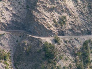 P�esn� uprost�ed jede cyklista v �erven�m tri�ku, pokud jste si nev�imli.