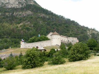 Nedopat�en�m jsem minul odbo�ku ke hradu a dojel a� sem, vyfotil hrad, a pak se �trachal zp�tky do kopce ke hradu za klukama.