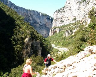 Zde nen� hanbou, kdy� n�kdo leze po �ty�ech.