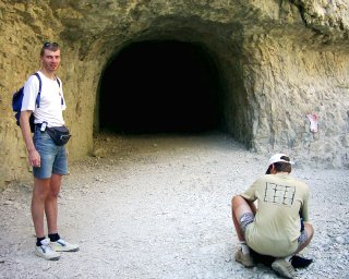 A taky tam byly z�ke�n� kalu�e a tr��c� kameny, tak�e jsme si i p�rkr�t p�kn� �vachtly a zakopnuli. :-)