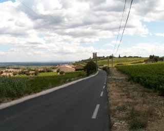 Tady to vypad�, jako by chyb�la p�lka cesty. Jasn�, �koda zapl�c�vat pozemky asfaltem. ;-)