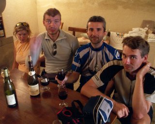 Honz�v vyjeven� v�raz a rozmazan� ruka nejsou zp�sobeny alkoholem, ale t�m jak urputn� navigoval fotografku co n�s jeho fo��kem fotila. :-)