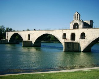 Avignon, tam je shon, tam na most� v�ichni tan��, Avignon, tam je shon, tan�� cel� Avignon. ;-)