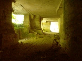 Podle n�pis� a mal�vek na st�n�ch to vypadalo, �e v sou�asnosti d�l ob�as slou�� jako prostor pro alkoholick� "d�ch�nky" ml�de�e.