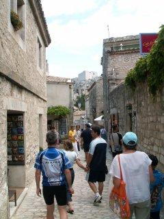 Ve Francii si v�bec v�ude dost libuj� v �zk�ch uli�k�ch.