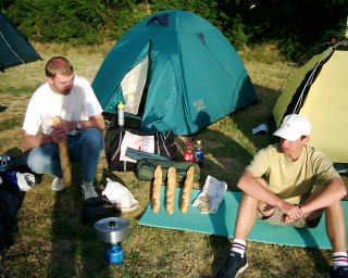 Pov�imn�te si velikosti bagety vzhledem k velikosti na�eho t�m�� dvoumetrov�ho Honzy (i kdy� on zrovna d�ep�, no jo ;-)).