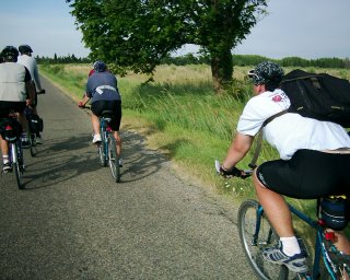 Foceno za j�zdy. Je�t� p�ed momentem byli v�ichni kr�sn� se�azen� za sebou jako ka��tka, ale sotva jsem za�al nen�padn� tasit fo��k, zrovna musel Honza s Dundeem vyrazit kup�edu, grrr. ;-)