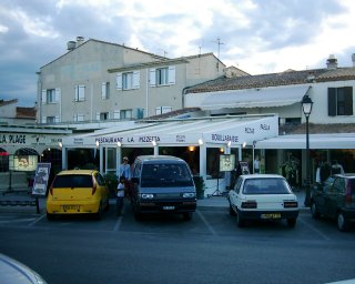 Je to tu v�n� jeden restaura�n� podnik vedle druh�ho.