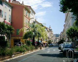 Uprost�ed ulice ostr�vek se zelen� a palmami - p�kn� n�pad.