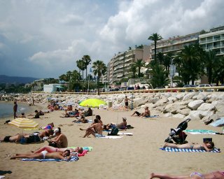 V pravo na kamenech �ikmo le�� m�j bled�modr� ru�n�k. :-)