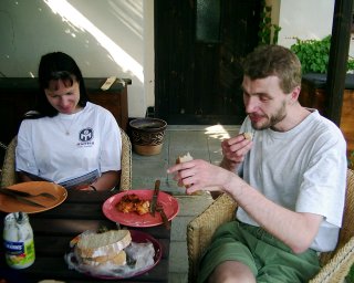 Vem si chleba jenom p�l, je tu stejk� pln� st�l.