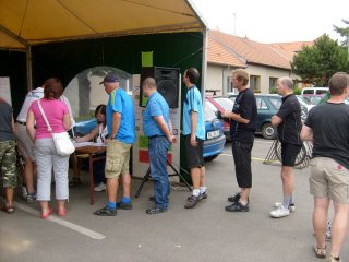 Kam se hrabe fronta na ban�ny, mandarinky a ara��dy. ;-)