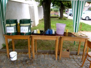 N� �e se mi tady napijete vody z kybl�ku a umyjete si ruce �ajem!