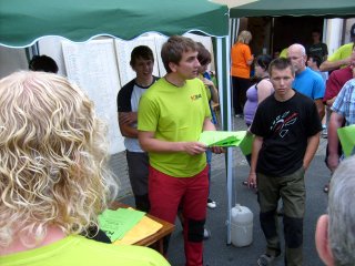 Vezmeme to p�kn� v rychlosti. Vyhod�m tuhle hrom�dku do vzduchu a vy si svoje pochyt�te.