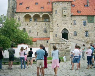 Na n�dvo�� z�polili dva �erm��i.