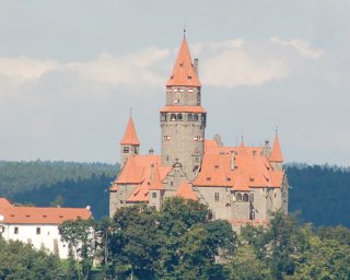 Takhle p�kn� z d�lky mohl fotit hrad Bouzov jedin� Momo s jeho teleobjektivem.