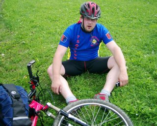 Momo vypad� unaven�, ale to je jen zd�n�. Zvl�dl i zp�te�n� cestu - je to vytrvalec. :-)