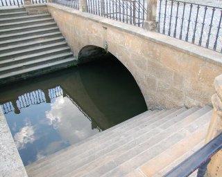 Pod n�m�st�m prot�k� potok.