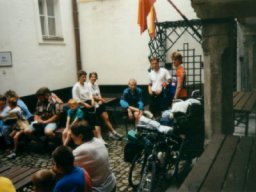 Znojmo - P�ed vchodem do podzem�.