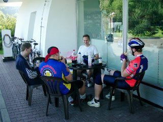 Prvn� sn�dan� na benzin� u Dlouh� Lou�ky.