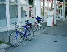 Kola u�benzinky - je libo plnou n�dr�?