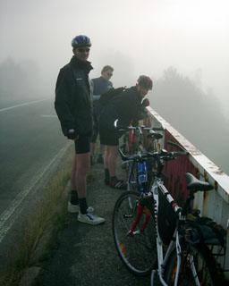 N�jac� divn� lidi v mlze... ale ... hele, v�dy� to je Honza, Momo a PAvel!