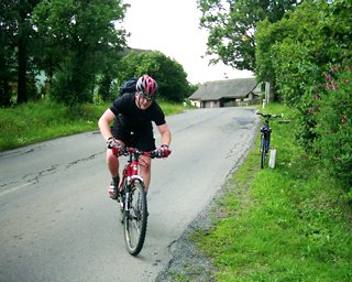 Kdybych stihl stisknout spou�� jen o vte�inku d��v, vid�li byste Moma machrovat j�zdou po zadn�m kole. Ale j� to nestih, sorry Momo. ;-)