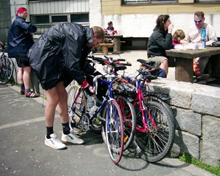 Zam��t kola a jdeme se zah��t dovnit� do restaurace, je tu p��ern� kosa.